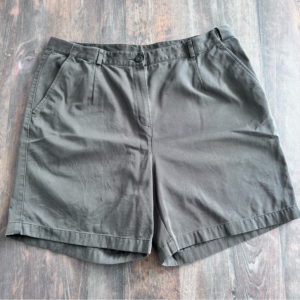 LL Bean Shorts Women’s 16 Reg Pleat Front Stretch Classic Green Cotton Pockets
